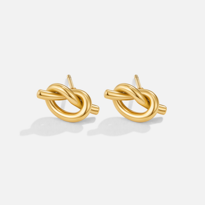 Margaux – Boucles d’oreilles dorées dalla forme tressée.