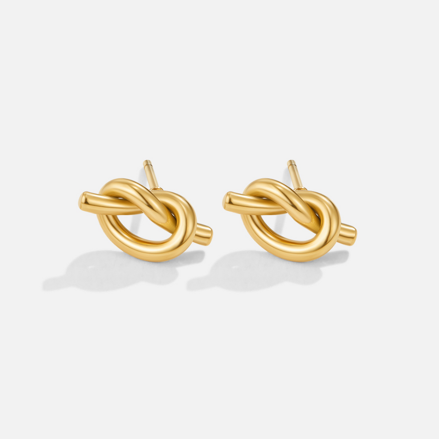 Margaux – Boucles d’oreilles dorées dalla forme tressée.